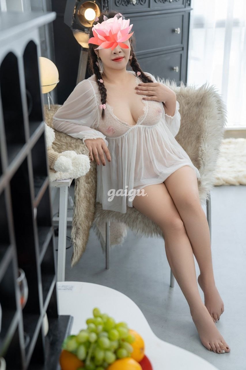 NGÂN AN EM GÁI XINH XẮN CẶP MÔNG DÂM ĐÃNG HÀNG MỚI ĐI LÀM